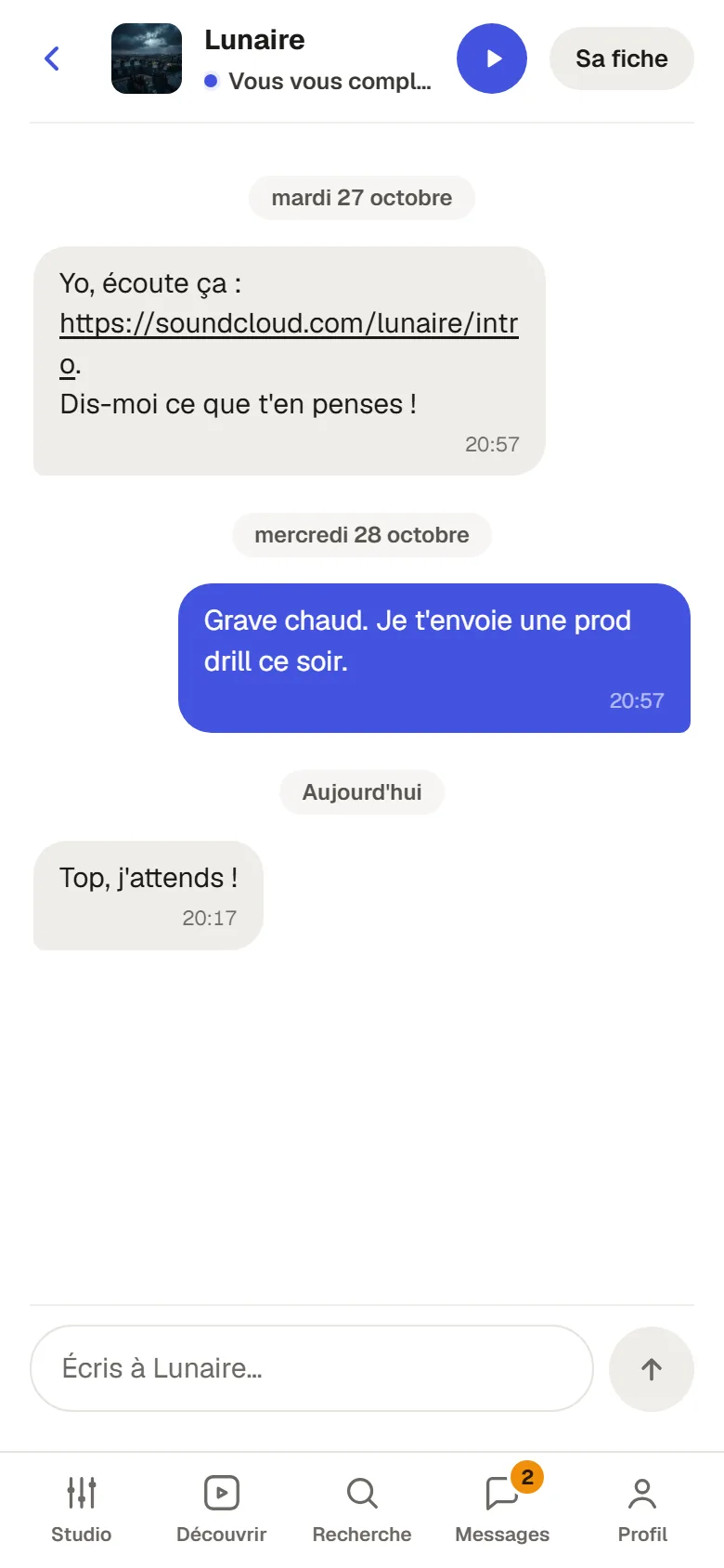 Écran de conversation entre deux profils d'exemple après un match, avec un lien vers un son et des réponses.
