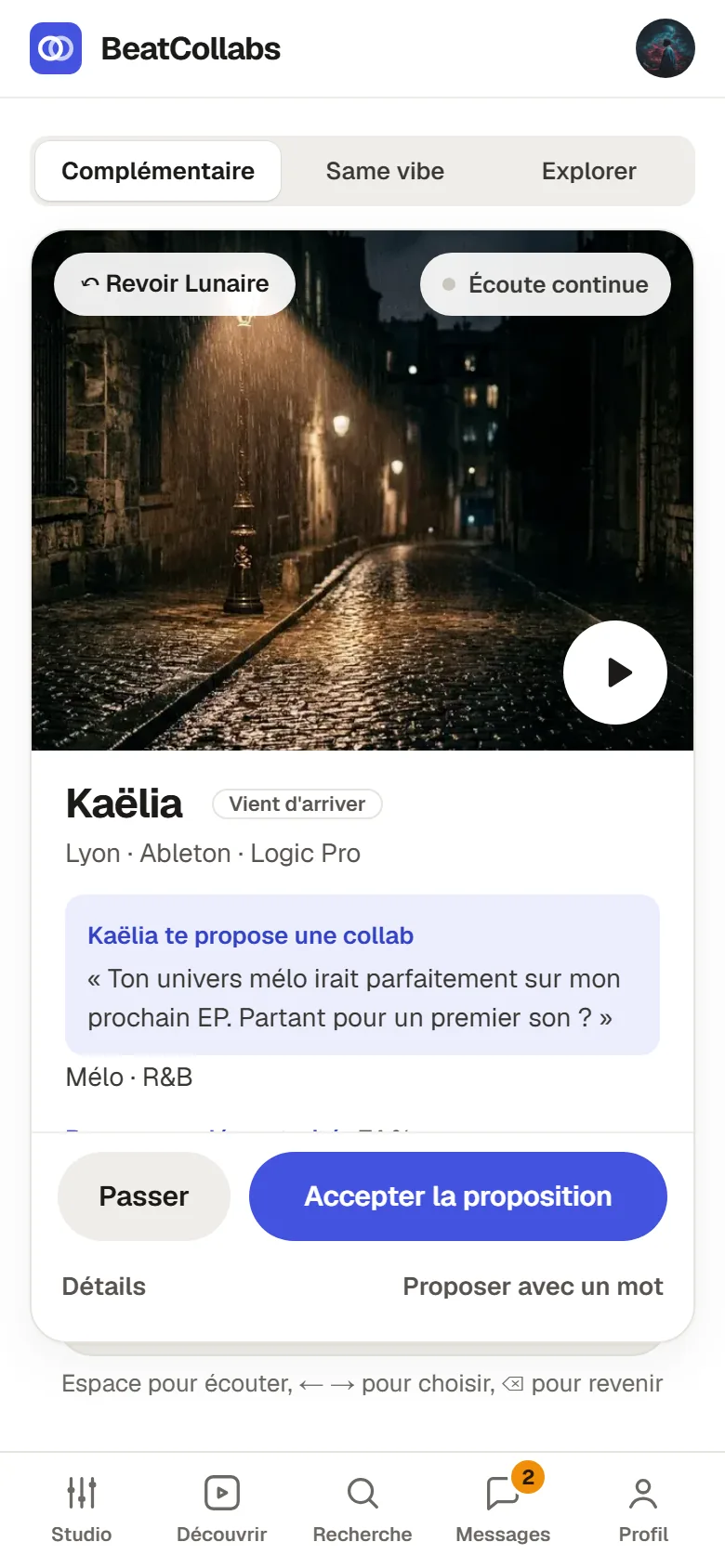 Écran Découvrir : la Beat Card d'un profil d'exemple avec sa pochette, ses genres, et les boutons Passer et Accepter la proposition.